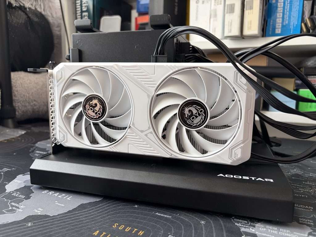 AOOSTAR EG01 e RTX 5050 SOYO img 4638